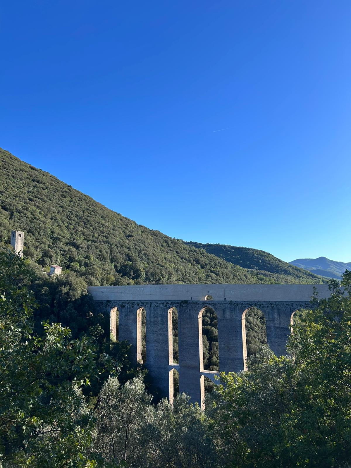 Dal Giro della Rocca: il Ponte delle Torri, il Fortilizio dei Mulini e Monteluco