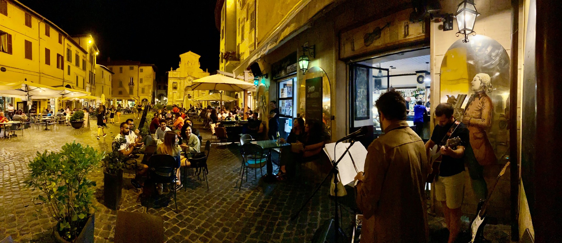 Piazza del Mercato (Spoleto) e la sua tentacolare vita notturna