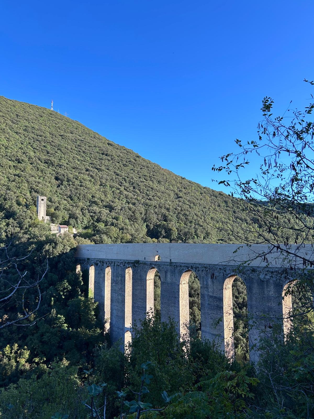 Il Ponte delle Torri (visto dal Giro della Rocca), il Fortilizio dei Mulini e Monteluco con la grande croce in cima.