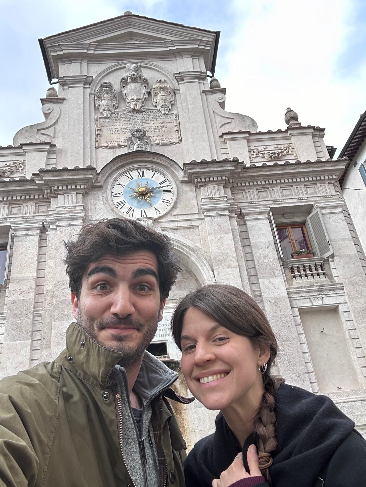 Noi a Piazza del Mercato (Spoleto). Giovanni è cresciuto in questa piazza a due passi da Casa. Barbara adora svaligiare l'enoteca Petrioli e l'alimentari Gennari ("lu villanu")